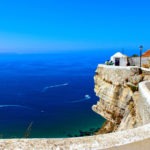 Plage et front de mer de Nazaré au Portugal