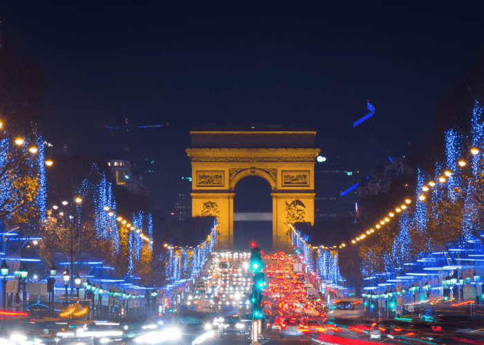 Champs-Élysées illuminés à Paris pendant les fêtes de Noël