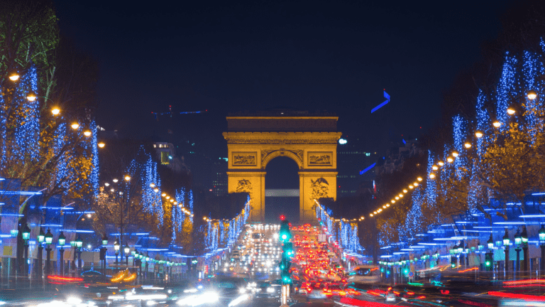 Champs-Élysées illuminés à Paris pendant les fêtes de Noël