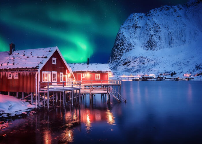 Paysage nocturne des îles Lofoten en Norvège sous le ciel arctique
