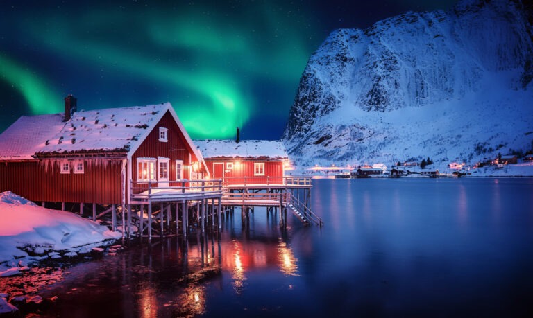 Paysage nocturne des îles Lofoten en Norvège sous le ciel arctique