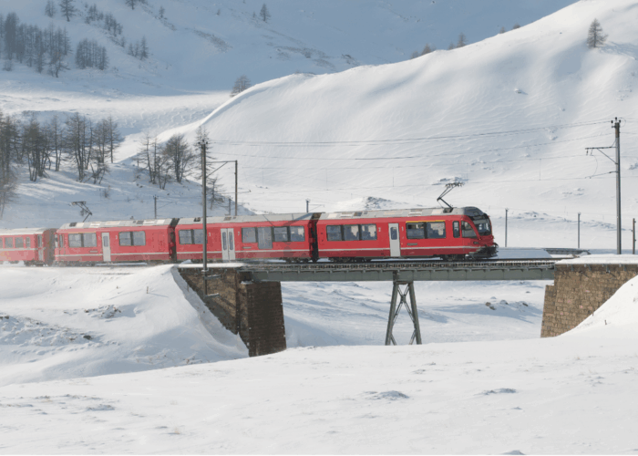 Train panoramique Bernina Express dans les Alpes suisses
