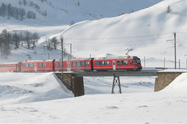 Train panoramique Bernina Express dans les Alpes suisses