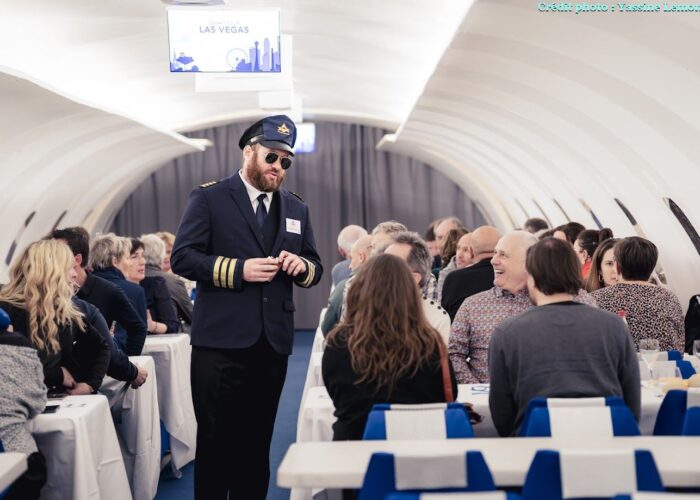 Salle du spectacle Valsoyo Airlines aménagée comme une cabine d'avion