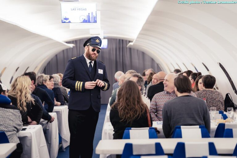 Salle du spectacle Valsoyo Airlines aménagée comme une cabine d'avion