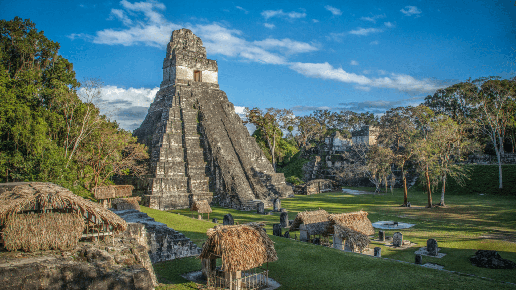 Temple maya de Tikal au cœur de la forêt tropicale du Guatemala