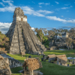 Temple maya de Tikal au cœur de la forêt tropicale du Guatemala