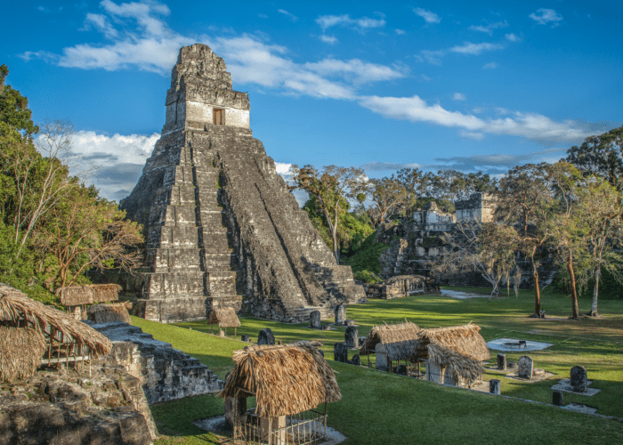 Temple maya de Tikal au cœur de la forêt tropicale du Guatemala