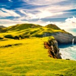 Falaises verdoyantes dominant l'océan Atlantique sur la côte irlandaise