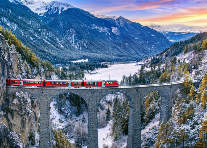 Train panoramique sur le trajet du Glacier Express en Suisse