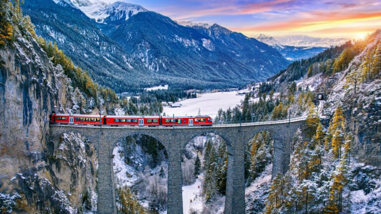 Train panoramique sur le trajet du Glacier Express en Suisse